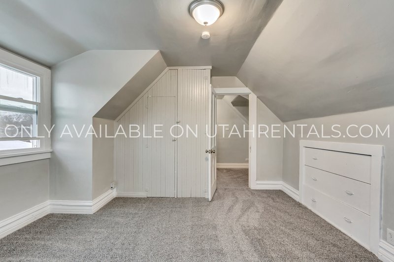 Spacious 3BD/2BA Apartment – Great Ogden Location! property image