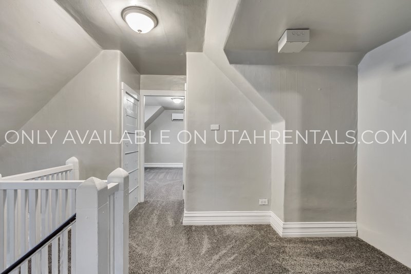 Spacious 3BD/2BA Apartment – Great Ogden Location! property image