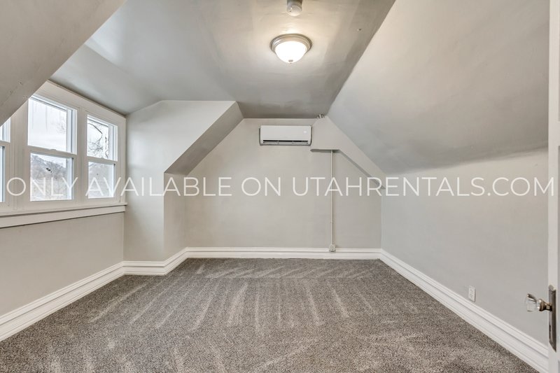 Spacious 3BD/2BA Apartment – Great Ogden Location! property image