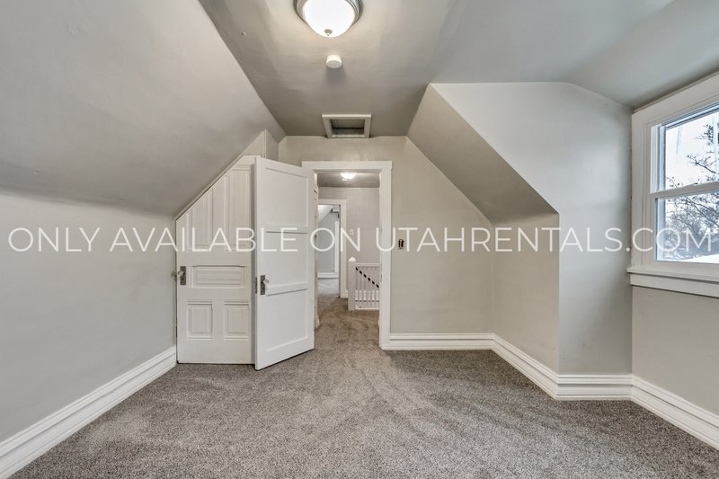 Spacious 3BD/2BA Apartment – Great Ogden Location! property image