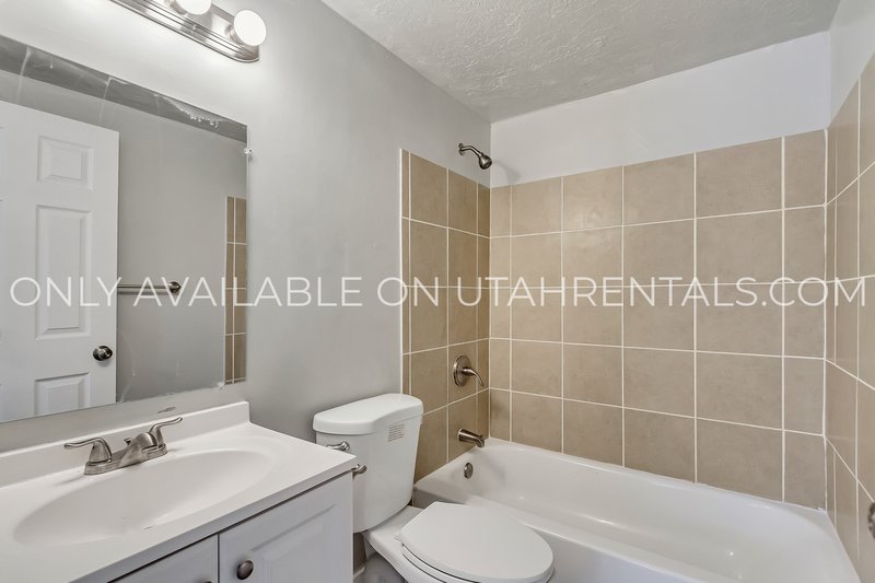 Spacious 3BD/2BA Apartment – Great Ogden Location! property image