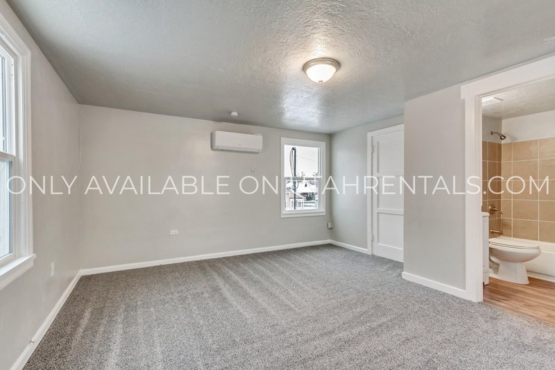 Spacious 3BD/2BA Apartment – Great Ogden Location! property image