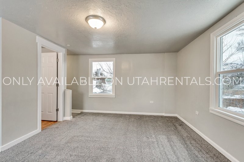 Spacious 3BD/2BA Apartment – Great Ogden Location! property image
