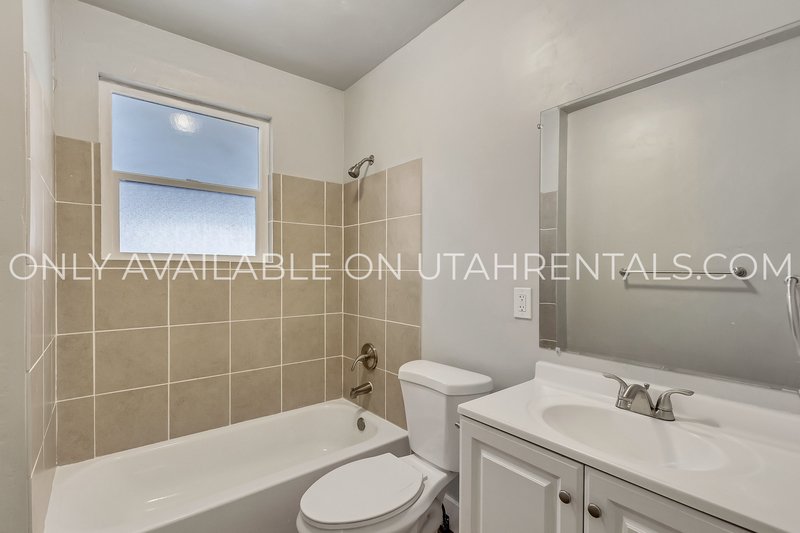 Spacious 3BD/2BA Apartment – Great Ogden Location! property image