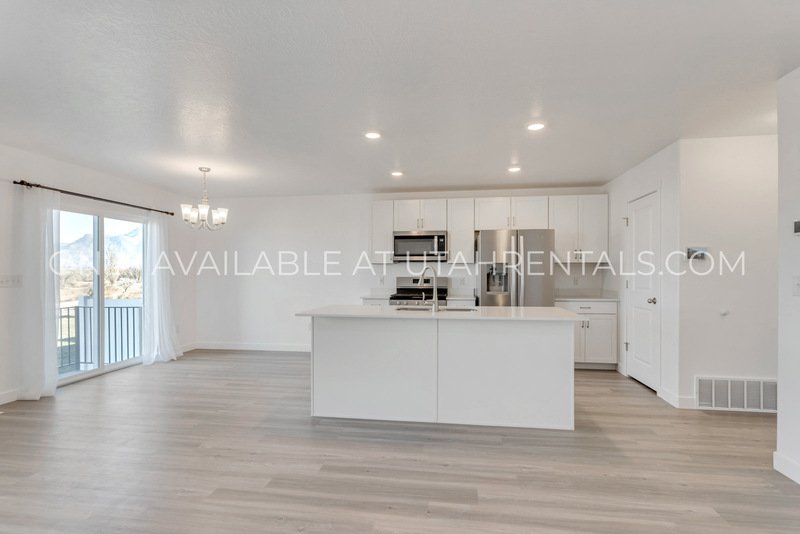 PET FRIENDLY LEHI TOWNHOME property image