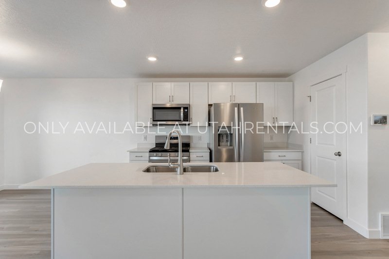 PET FRIENDLY LEHI TOWNHOME property image