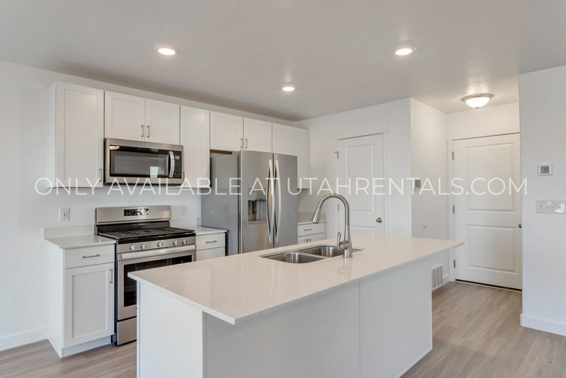 PET FRIENDLY LEHI TOWNHOME property image