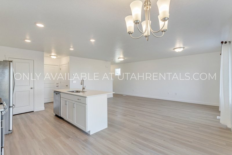 PET FRIENDLY LEHI TOWNHOME property image