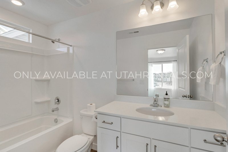 PET FRIENDLY LEHI TOWNHOME property image