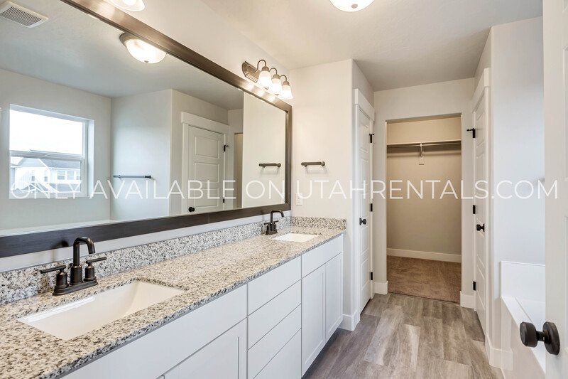 EXECUTIVE HOME IN EAGLE MOUNTAIN | SCENIC MOUNTAIN property image