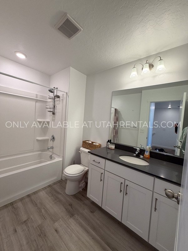 Spacious 4 BD / 3 BA Home in Saratoga Springs property image
