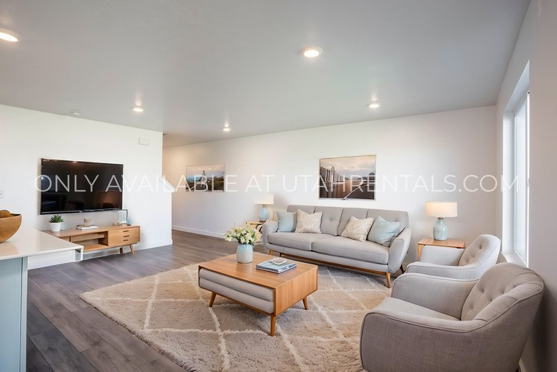 Beautiful, Spacious, Newer 3 Bed, 2 bath Townhouse. property image
