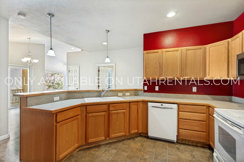 Beautiful 3-bedroom, 2-bathroom Condo in Canyon Meadows property image