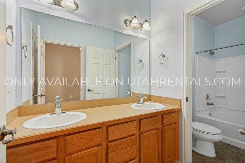 Beautiful 3-bedroom, 2-bathroom Condo in Canyon Meadows property image