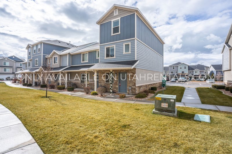 Beautiful 3-Bedroom Vineyard Townhome – Premium Community Amenities! property image