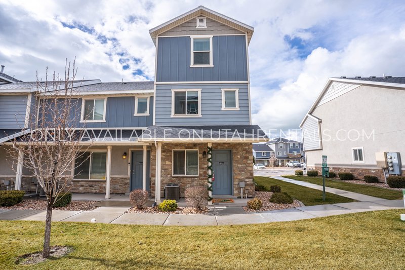 Beautiful 3-Bedroom Vineyard Townhome – Premium Community Amenities! property image