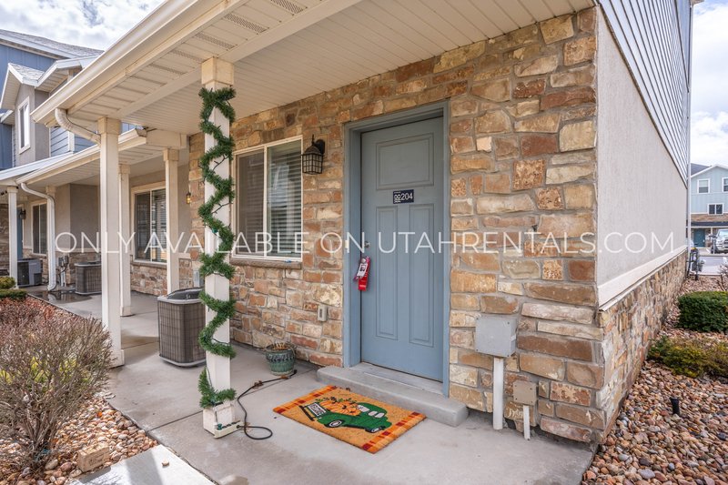 Beautiful 3-Bedroom Vineyard Townhome – Premium Community Amenities! property image