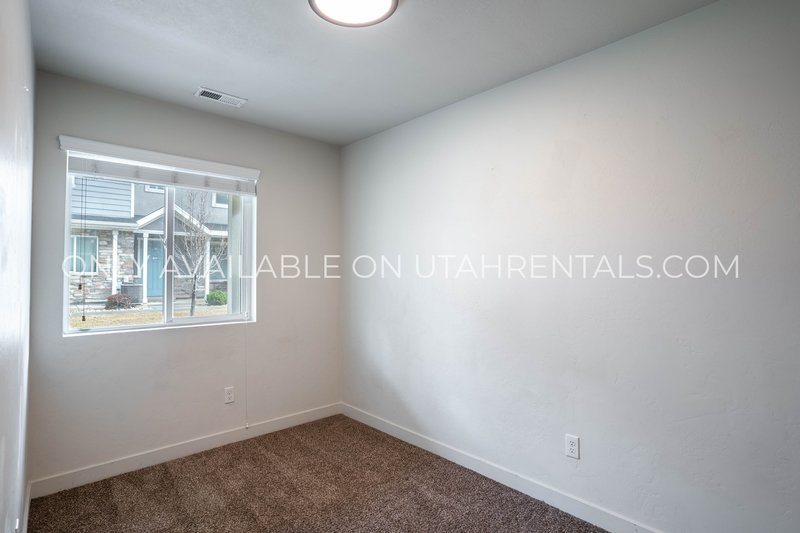 Beautiful 3-Bedroom Vineyard Townhome – Premium Community Amenities! property image