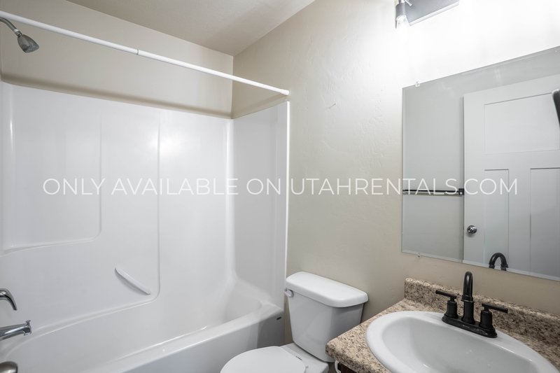 Beautiful 3-Bedroom Vineyard Townhome – Premium Community Amenities! property image