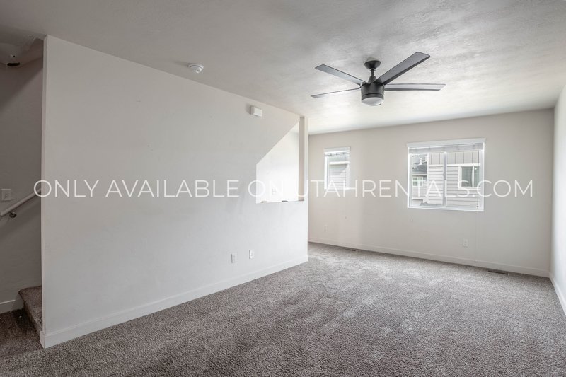 Beautiful 3-Bedroom Vineyard Townhome – Premium Community Amenities! property image