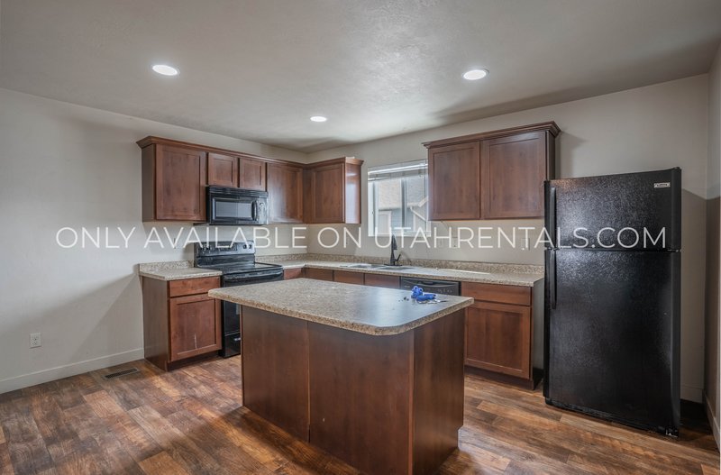 Beautiful 3-Bedroom Vineyard Townhome – Premium Community Amenities! property image