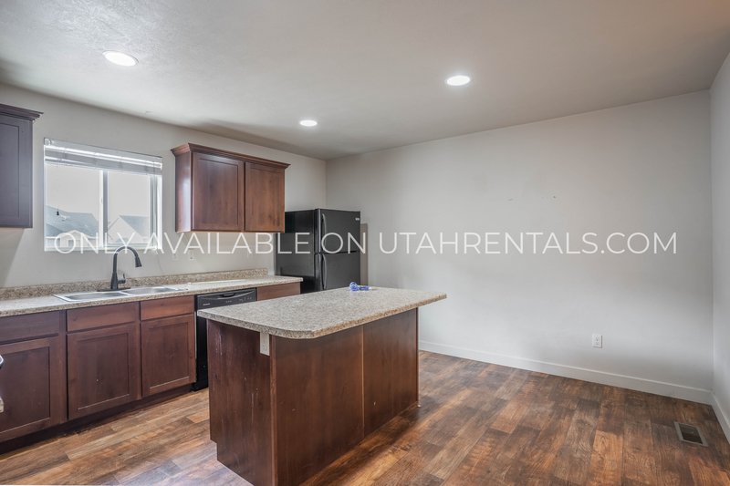 Beautiful 3-Bedroom Vineyard Townhome – Premium Community Amenities! property image