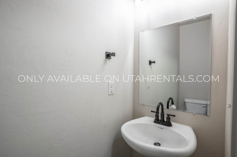 Beautiful 3-Bedroom Vineyard Townhome – Premium Community Amenities! property image