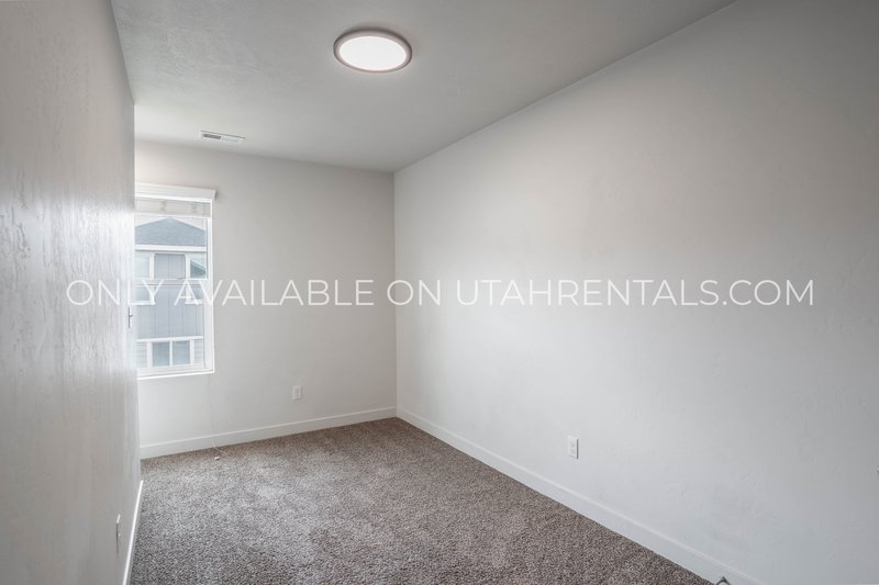 Beautiful 3-Bedroom Vineyard Townhome – Premium Community Amenities! property image
