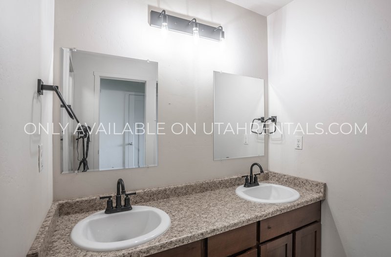 Beautiful 3-Bedroom Vineyard Townhome – Premium Community Amenities! property image