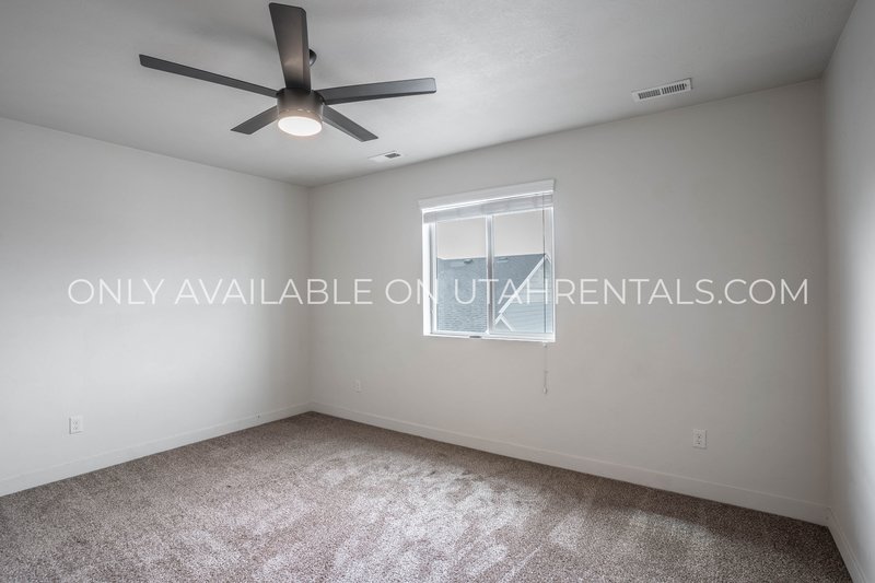Beautiful 3-Bedroom Vineyard Townhome – Premium Community Amenities! property image