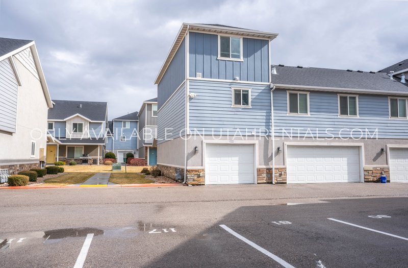 Beautiful 3-Bedroom Vineyard Townhome – Premium Community Amenities! property image