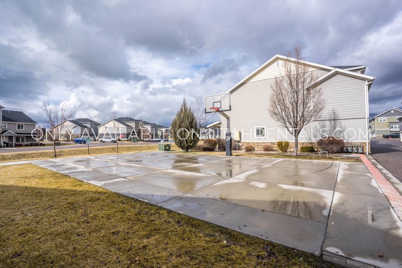Beautiful 3-Bedroom Vineyard Townhome – Premium Community Amenities! property image