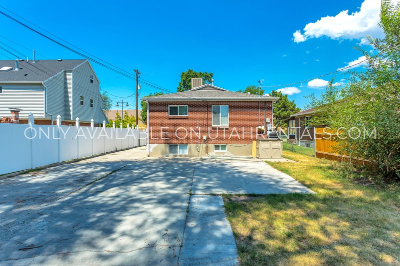 2-Bed Basement Apt – Prime Salt Lake Location! property image