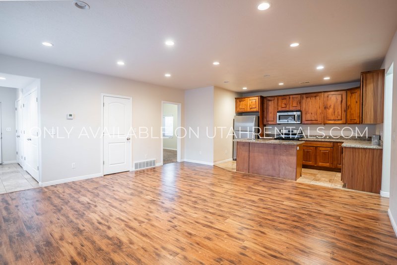 Cozy 3 bed 2 bath basement apartment. property image