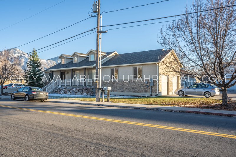 Cozy 3 bed 2 bath basement apartment. property image