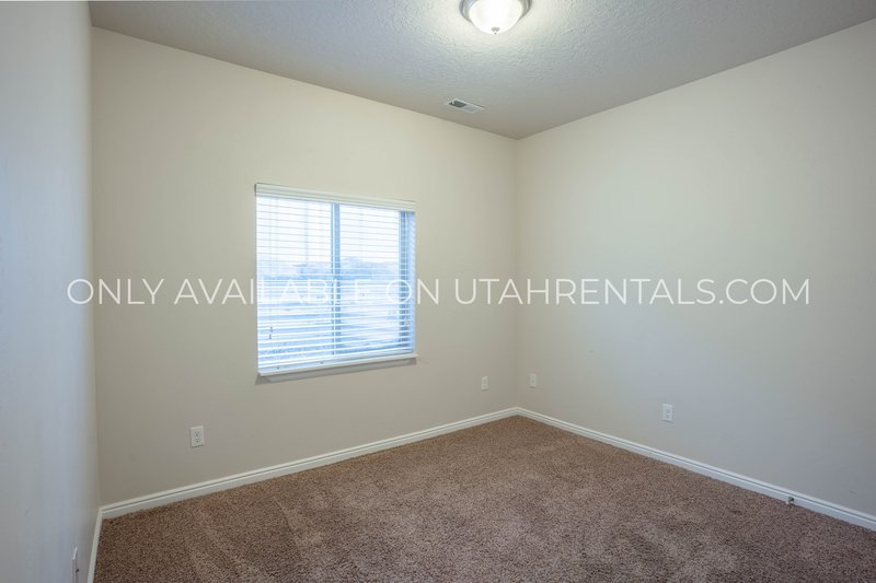 Cozy 3 bed 2 bath basement apartment. property image