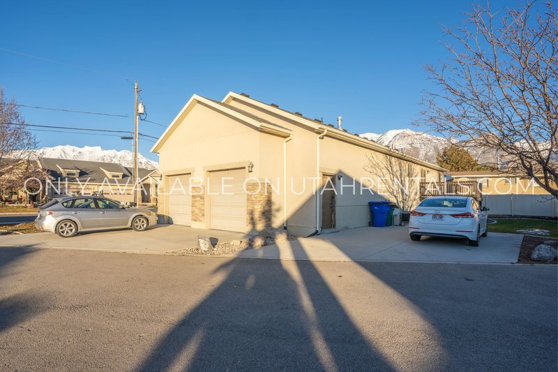 Cozy 3 bed 2 bath basement apartment. property image