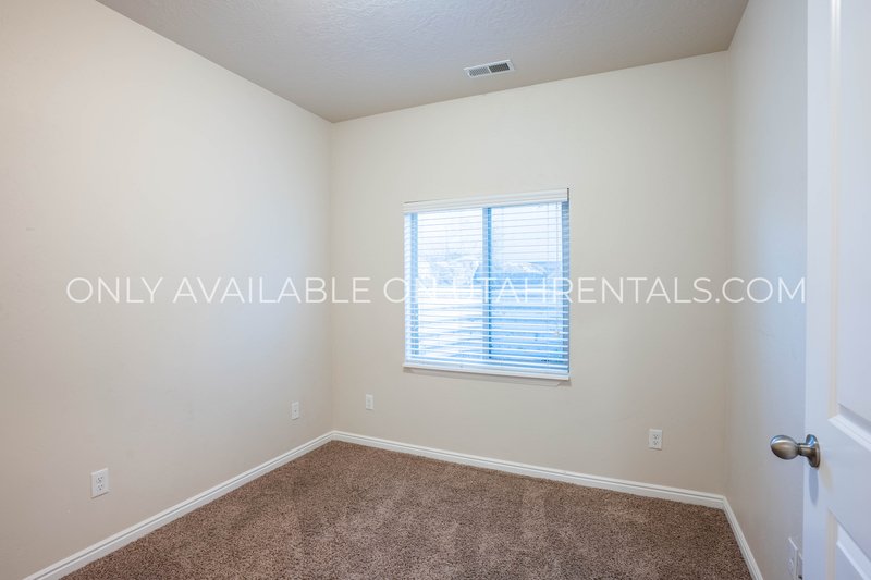 Cozy 3 bed 2 bath basement apartment. property image