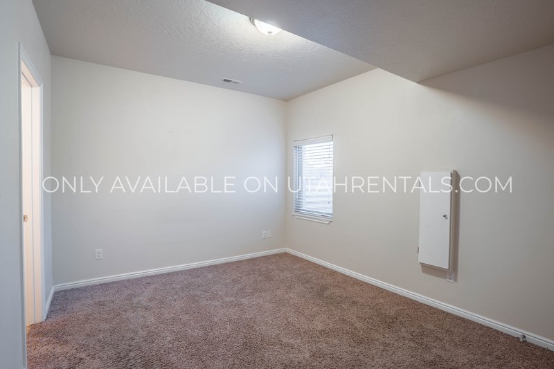 Cozy 3 bed 2 bath basement apartment. property image