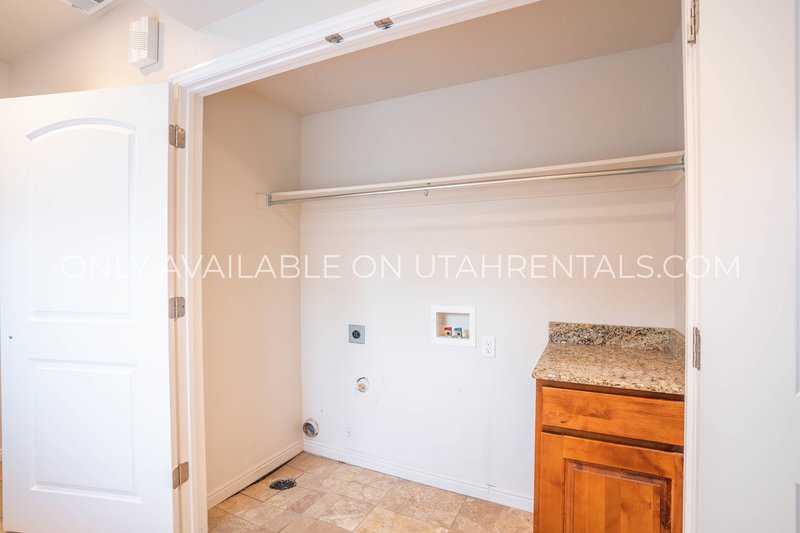 Cozy 3 bed 2 bath basement apartment. property image