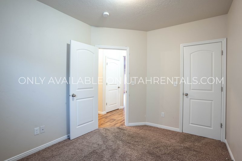 Cozy 3 bed 2 bath basement apartment. property image