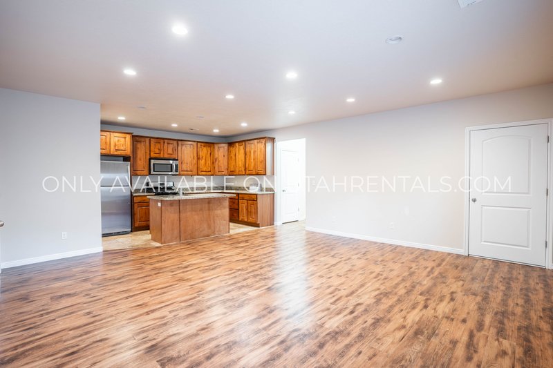 Cozy 3 bed 2 bath basement apartment. property image