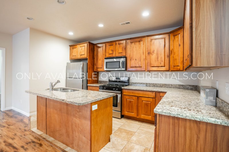 Cozy 3 bed 2 bath basement apartment. property image