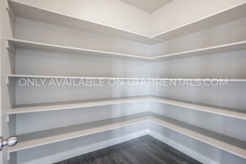 Big and beautiful End-Unit Townhouse property image