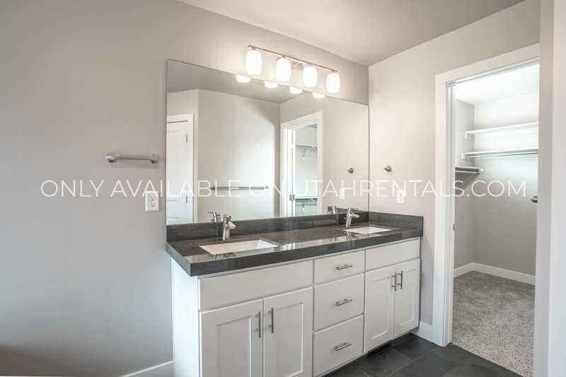 Big and beautiful End-Unit Townhouse property image