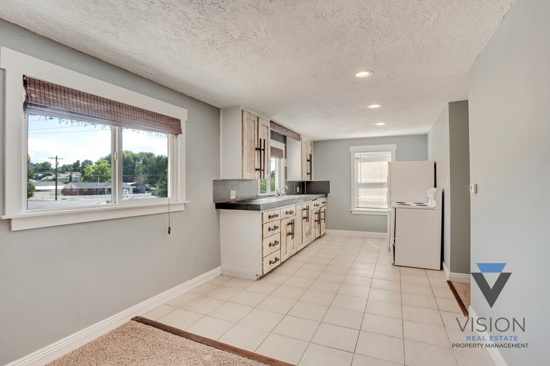 PET FRIENDLY UPSTAIRS UNIT FOR RENT property image