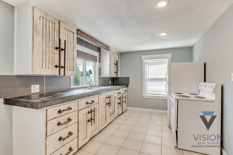 PET FRIENDLY UPSTAIRS UNIT FOR RENT property image