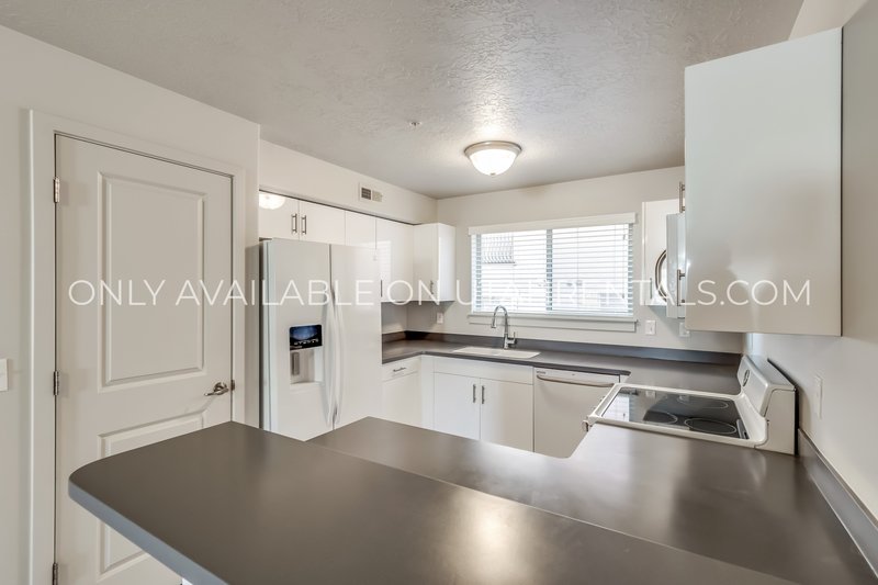 Modern Condo Off I-15 in Orem property image