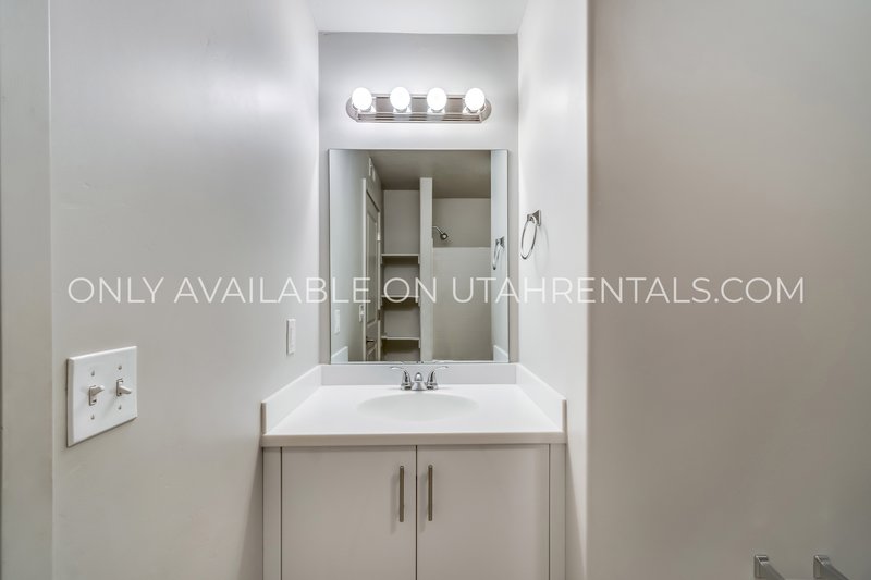 Modern Condo Off I-15 in Orem property image