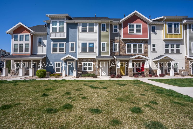 Large Townhome with plenty of space & amenities. *Clean & Ready* property image